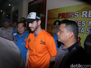 Fachri Albar Mendadak Dibawa ke RSKO, Renata Kusmanto Setia Mendampingi Fachri Albar Mendadak Dibawa ke RSKO, Renata Kusmanto Setia Mendampingi