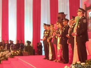 Kapolri Beri Tanda Kehormatan ke 5 Kepolisian Negara Tetangga Kapolri Beri Tanda Kehormatan ke 5 Kepolisian Negara Tetangga