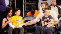 David dan Victoria Beckham. Hubugan dua selebritas sepakbola dan dunia hiburan ini tak lepas dari gosip. Tapi mereka berhasil mempertahankan rumah tangganya sampai 19 tahun dan kini dikaruniai empat orang anak. (Kevork Djansezian/Getty Images)