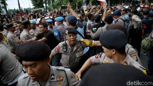 Demo Tolak Permenhub, Aliando Saling Dorong dengan Polisi