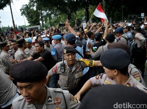 Demo Tolak Permenhub, Aliando Saling Dorong dengan Polisi