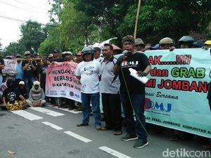 Puluhan Tukang Ojek dan Sopir Angkot Tolak Transportasi Online Puluhan Tukang Ojek dan Sopir Angkot Tolak Transportasi Online