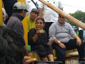 Ini Gaya Menteri Susi Saat Bertemu Nelayan Probolinggo Ini Gaya Menteri Susi Saat Bertemu Nelayan Probolinggo