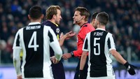 Spurs mulai balik menekan selepas tertinggal 0-2. Mereka sempat mengklaim penalti setelah Kane terjatuh dalam duel dengan Medhi Benatia. Tapi wasit bergeming. (Foto: Massimo Pinca/REUTERS)