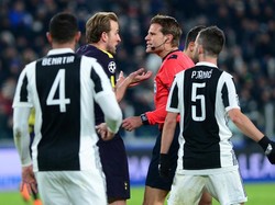 Spurs mulai balik menekan selepas tertinggal 0-2. Mereka sempat mengklaim penalti setelah Kane terjatuh dalam duel dengan Medhi Benatia. Tapi wasit bergeming. (Foto: Massimo Pinca/REUTERS)