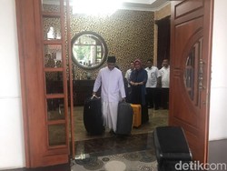 Gus Ipul Bersarung Seret Koper Tinggalkan Rumah Dinas Wagub Jatim