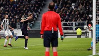 Spurs lantas mencatatkan peluang bagus, saat Kane menerima umpan terobosan dari Christian Eriksen di depan gawang. Namun tandukan Kane bisa dihalau Gianluigi Buffon. (Foto: Paul Childs/Action Images via Reuters)