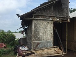 Rumah Warga Ini Roboh Akibat Hujan Angin di Kabupaten Tangerang