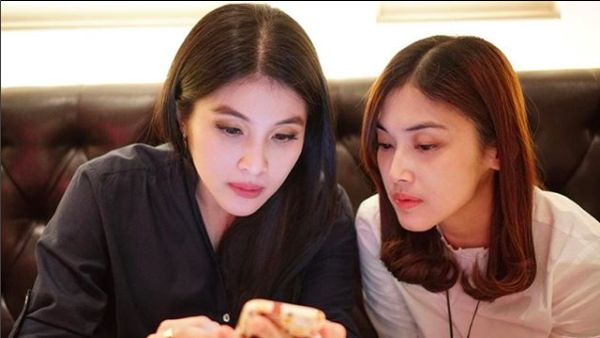 Kecantikan Adik Sandra Dewi Ini Bikin Netizen Salah Fokus!