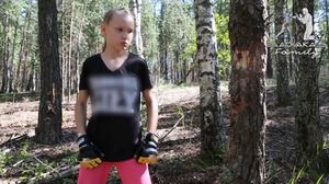 Sadis! Bocah Perempuan 10 Tahun Tebang Pohon dengan Kepalan Tinju