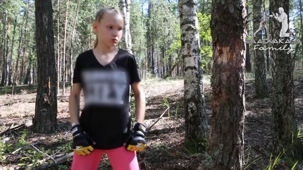 Sadis! Bocah Perempuan 10 Tahun Tebang Pohon dengan Kepalan Tinju