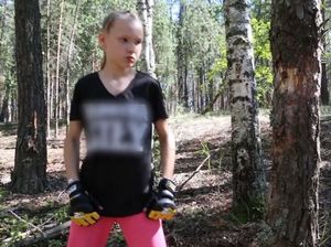 Sadis! Bocah Perempuan 10 Tahun Tebang Pohon dengan Kepalan Tinju