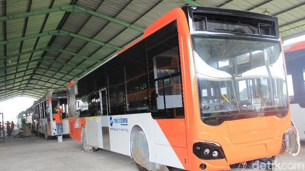 Melihat Bus TransJakarta Dirakit di Kudus