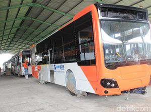 Melihat Bus TransJakarta Dirakit di Kudus