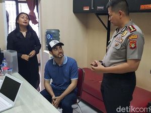 Bertopi, Ini Penampakan Fachri Albar Saat Diperiksa Polisi Bertopi, Ini Penampakan Fachri Albar Saat Diperiksa Polisi