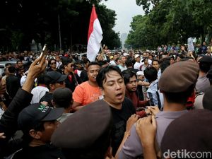 Aliando Bacakan Surat Cinta untuk Jokowi
