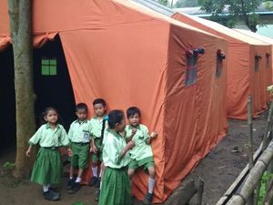 Atap Kelas Ambruk, Siswa SD di Probolinggo Ini Belajar di Tenda