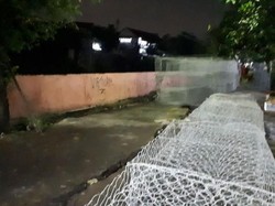 Tembok Pembatas Bantaran Kali Ciliwung di Kampung Berlan Roboh