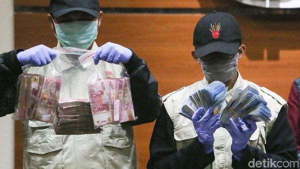 KPK Tunjukkan Uang Suap untuk Bupati Subang