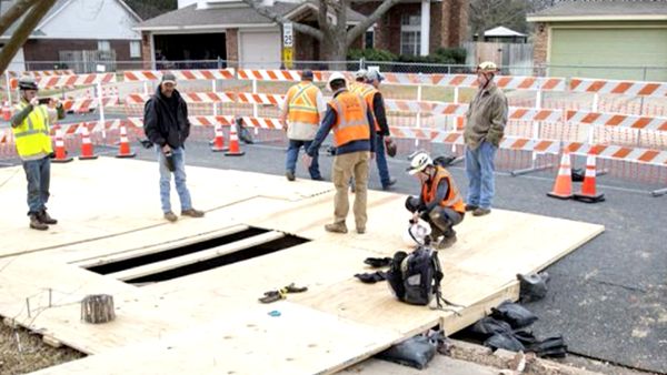 Foto: Sinkhole Tiba-tiba Muncul di Jalanan Texas