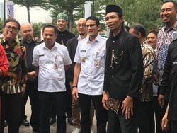 Hadiri Pembukaan Kantor OK OCE, Sandiaga Disambut Palang Pintu