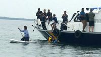 Menteri Susi Renang dan Naik Paddle Board Pantau Hiu di Probolinggo