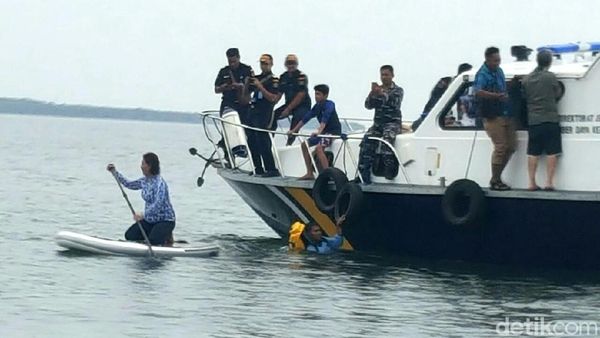 Menteri Susi Renang dan Naik Paddle Board Pantau Hiu di Probolinggo