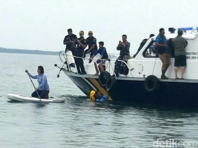 Menteri Susi Renang dan Naik Paddle Board Pantau Hiu di Probolinggo