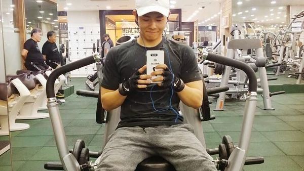 Foto-foto Olahraganya Dongjun, Si Cute Tetapi Berperut Kotak-kotak di ZE:A