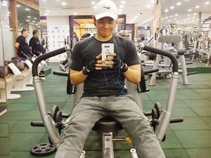 Foto-foto Olahraganya Dongjun, Si Cute Tetapi Berperut Kotak-kotak di ZE:A