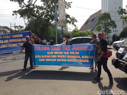 Tolak Permenhub, Massa Driver Online Geruduk Kantor Pemprov Sumut