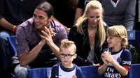 Zlatan Ibrahimovic dan Helena Seger adalah pasangan yang harus jadi panutan untuk banyak pesepakbola muda dalam menjalani percintaan. Meski berselisih umur sampai 10 tahun, keduanya hidup harmonis dan bebas dari gosip hingga kini memiliki dua orang anak. (Foto: ist.)