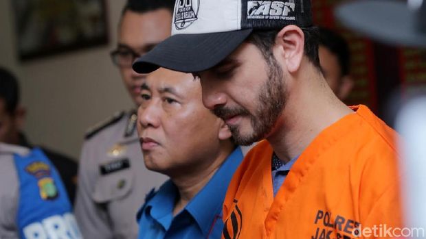 Fachri Albar Sakit, Istri Jenguk Bawa Roti dan Kue