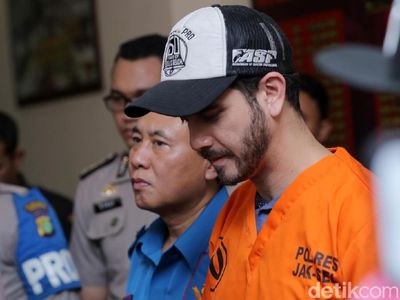 Wajah Lesu Fachri Albar di Polres Jaksel