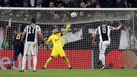 Beruntung bagi Lilywhites, kali ini eksekusi Higuain tak masuk ke gawang. Sepakan kerasnya menghantam mistar gawang. (Foto: Paul Childs/Action Images via Reuters)