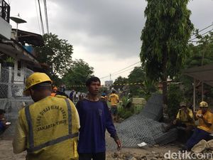 Sandi akan Bawa Ahli Cek Bantaran Kali di Jalan Retak Kampung Berlan Sandi akan Bawa Ahli Cek Bantaran Kali di Jalan Retak Kampung Berlan
