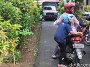Naik Motor, Suhartini Kenalkan Dunia pada Anaknya yang Spesial