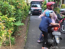 Naik Motor, Suhartini Kenalkan Dunia pada Anaknya yang Spesial