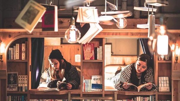 Penginapan Unik di Jepang: Tidur di Rak Buku