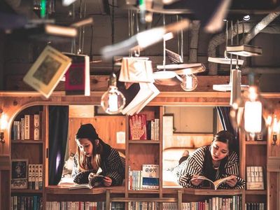 Penginapan Unik di Jepang: Tidur di Rak Buku