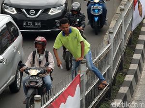 Aksi Nekat Penyeberang Naik Pagar Tinggi di Jatinegara