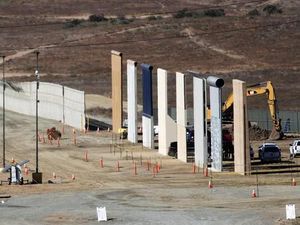 Prototipe Tembok Raksasa Trump Muncul ke Publik Prototipe Tembok Raksasa Trump Muncul ke Publik