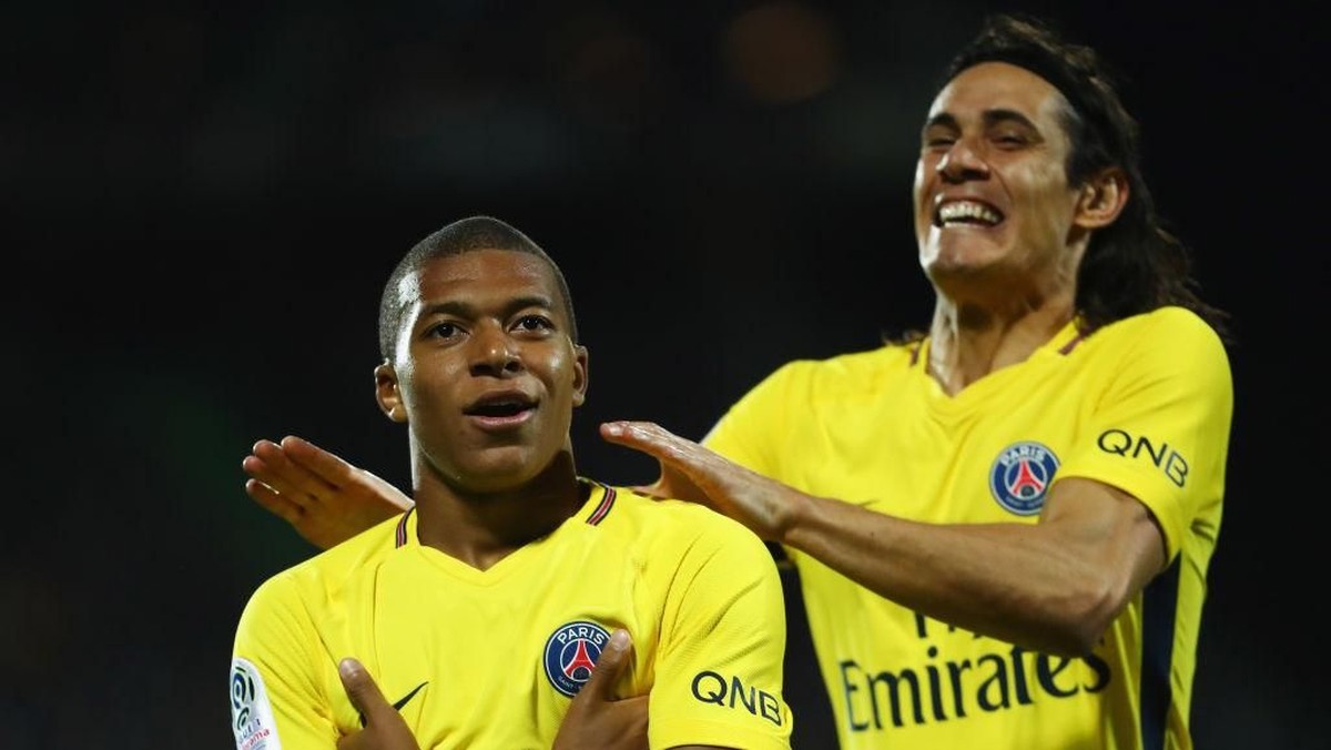 Kylian Mbappe dan Edinson Cavani (Foto: Dean Mouhtaropoulos/Getty Images)