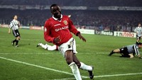Andy Cole jadi bagian dari sukses MU di 1990-an dan dikenal lewat duet mautnya bersama Dwight Yorke. Tujuh setengah musim membela MU, Cole meraih lima gelar Premier League termasuk saat Setan Merah meraih treble 1998/1999. Usai dari MU, Cole sempat bermain di sejumlah klub, termasuk City pada 2005/2006. (Foto: Mike Hewitt /Allsport)