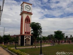 Ini Lho Taman Jam Agung Setinggi 14 Meter di Pasuruan