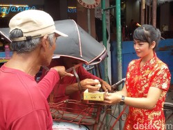 Kampanye Yogya Aman, Gadis-gadis Cantik Bagi 1.000 Bakpia di Malioboro