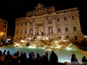 Nekat Manjat Air Mancur, Turis Ini Didenda Rp 8,5 Juta