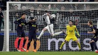 Juventus sempat mendapatkan peluang bagus di babak kedua, saat umpan tendangan bebas Pjanic mengarah ke Mario Mandzukic di depan gawang. Sundulannya tepat mengarah ke Hugo Lloris. (Foto: Max Rossi/ REUTERS)