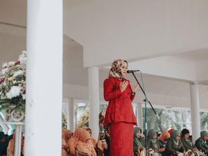 Foto: 9 Gaya Hijab Tanpa Peniti Ala Bupati Karawang Foto: 9 Gaya Hijab Tanpa Peniti Ala Bupati Karawang