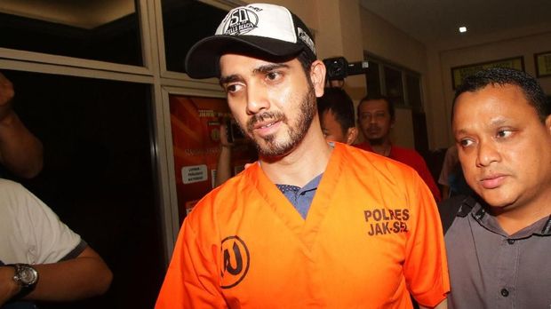 Salah satu artis yang terjerat kasus narkotika, Fachri Albar (kiri), di Polres Metro Jakarta Selatan, Rabu (14/2).